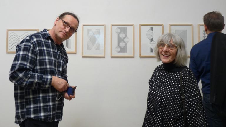 Renè Rehfeldt und Ruth Wolf-Rehfeldt bei einer Ausstellungseröffnung mit Ruths Arbeiten