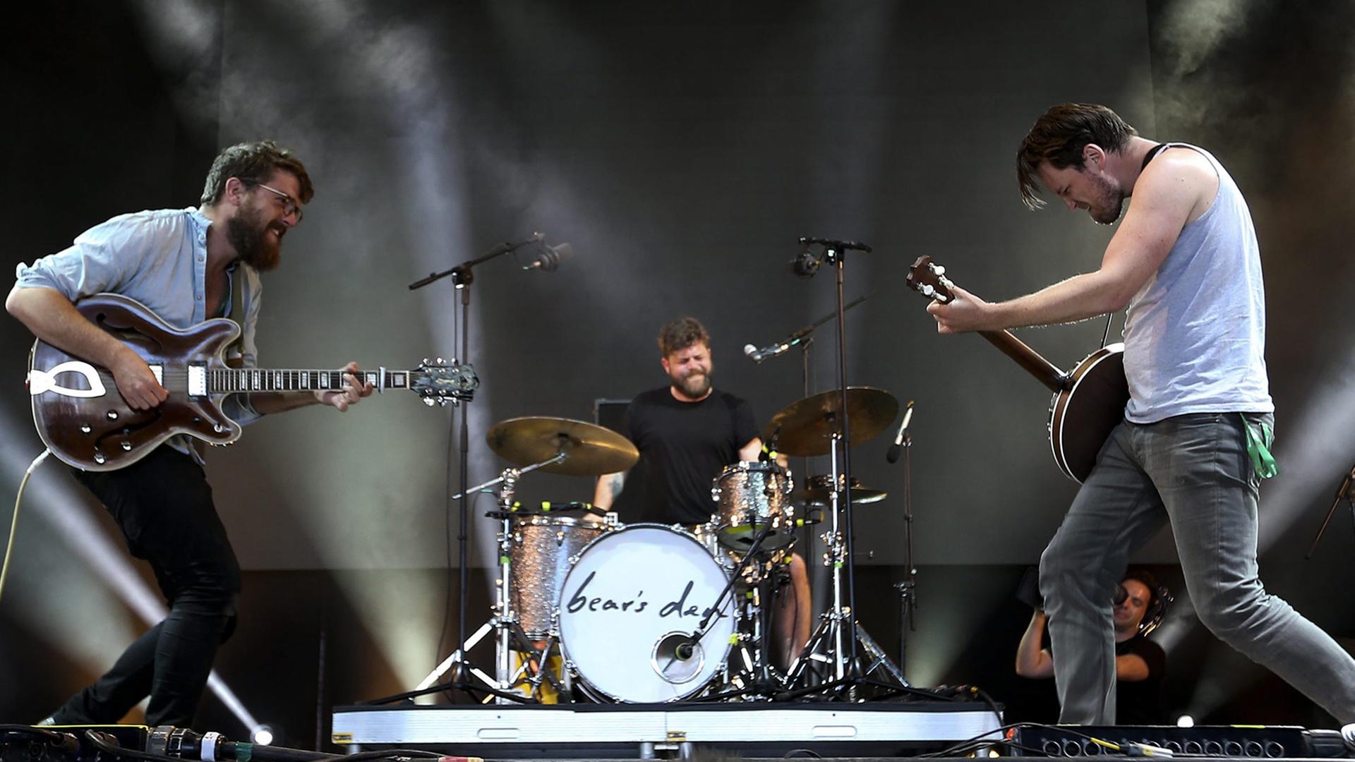 Die britische Folk-Band Bear's Den bei einem Festival im Jahr 2015. Die britische Folk-Band Bear's Den bei einem Festival im Jahr 2015.