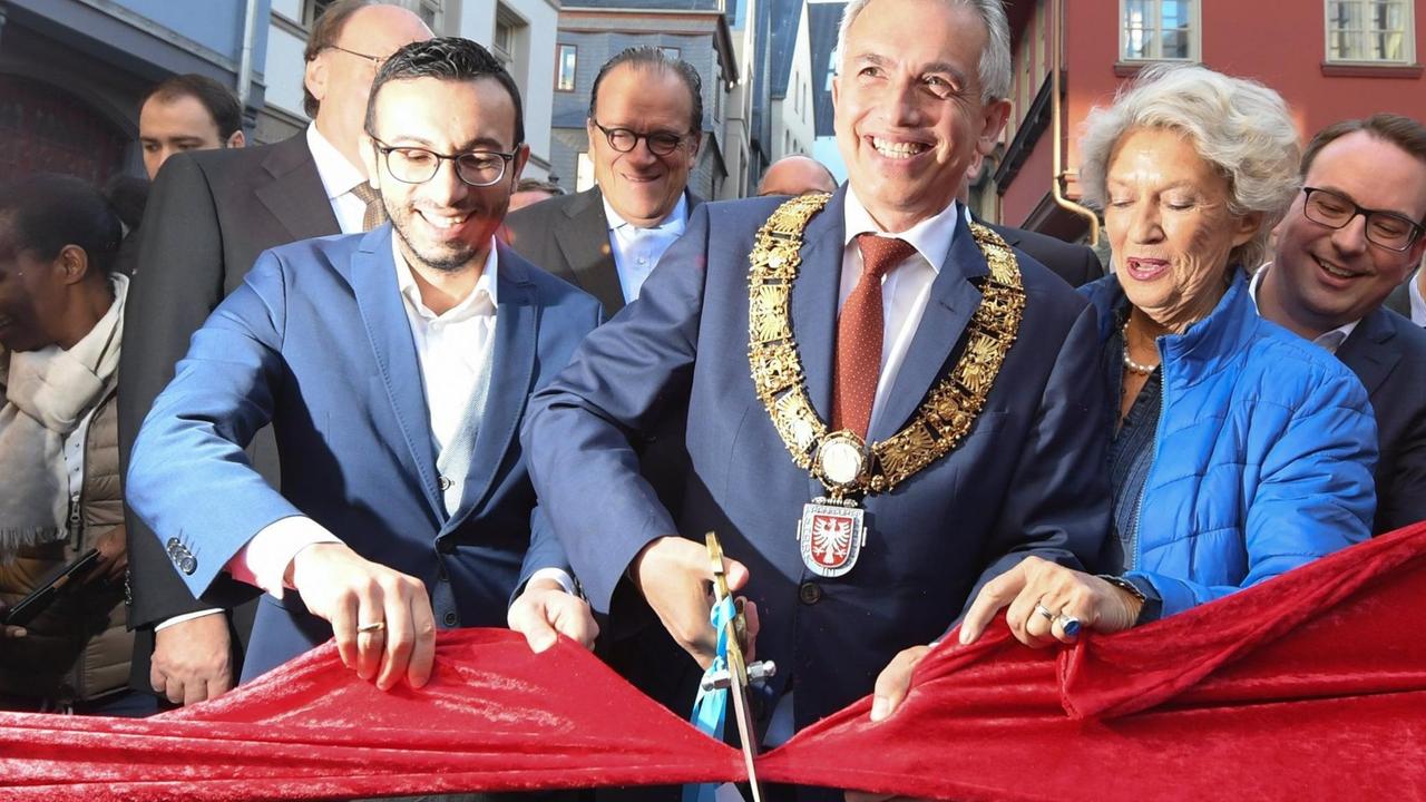 Frankfurt/Main: Peter Feldmann (SPD, M), Oberbürgermeister der Stadt Frankfurt am Main, schneidet im Beisein seiner Amtsvorgängerin Petra Roth (CDU, r.) und Mike Josef (SPD, l), Planungsdezernent der Stadt, bei der offiziellen Eröffnung der Frankfurter Altstadt symbolisch ein rotes Band durch. Frankfurt/Main: Peter Feldmann (SPD, M), Oberbürgermeister der Stadt Frankfurt am Main, schneidet im Beisein seiner Amtsvorgängerin Petra Roth (CDU, r.) und Mike Josef (SPD, l), Planungsdezernent der Stadt, bei der offiziellen Eröffnung der Frankfurter Altstadt symbolisch ein rotes Band durch.