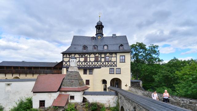 Im Schloss Burgk sind zahlreiche Möbel und andere Kulturgüter, über deren weitere Verwendung es Unklarheit gibt.