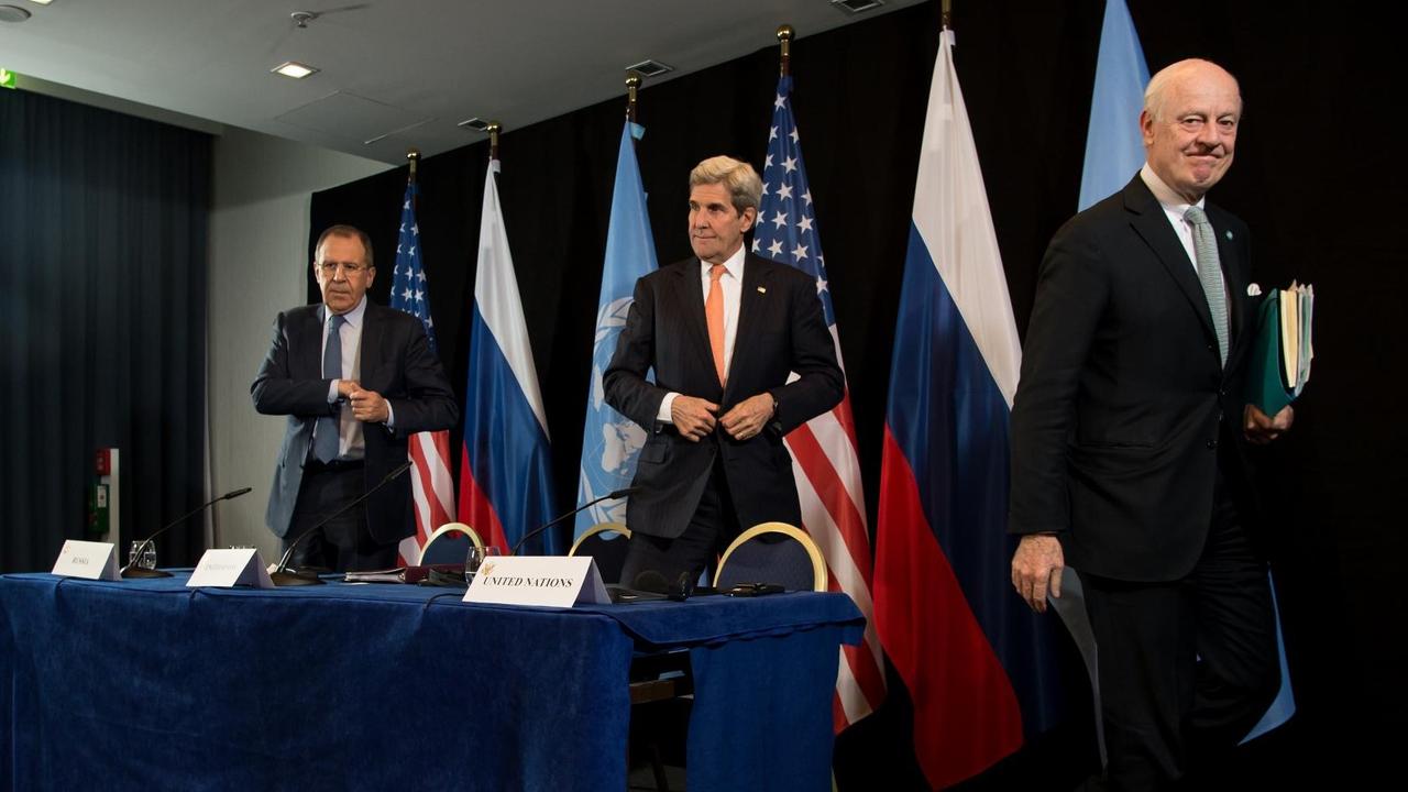 Der Außenminister von Russland, Sergej Lawrow (l-r), der Außenminister der USA, John Kerry, und der UN-Syrien-Sondergesandte Staffan de Mistura verlassen am 12.02.2016 in München (Bayern) nach der Syrien-Konferenz nach einer Pressekonferenz das Podium. Der Außenminister von Russland, Sergej Lawrow (l-r), der Außenminister der USA, John Kerry, und der UN-Syrien-Sondergesandte Staffan de Mistura verlassen am 12.02.2016 in München (Bayern) nach der Syrien-Konferenz nach einer Pressekonferenz das Podium.
