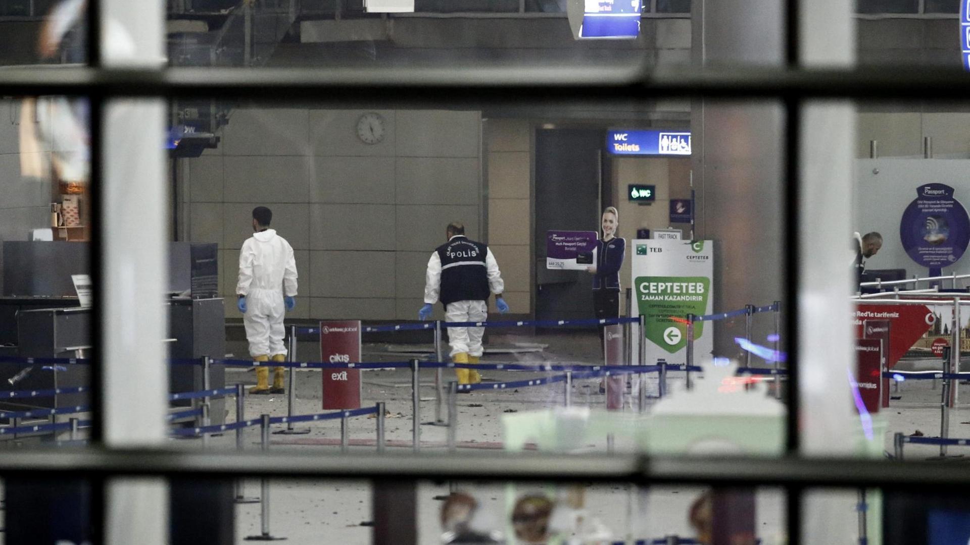 Ein Blick in das Terminal zeigt Ermittler bei der Arbeit Ein Blick in das Terminal zeigt Ermittler bei der Arbeit