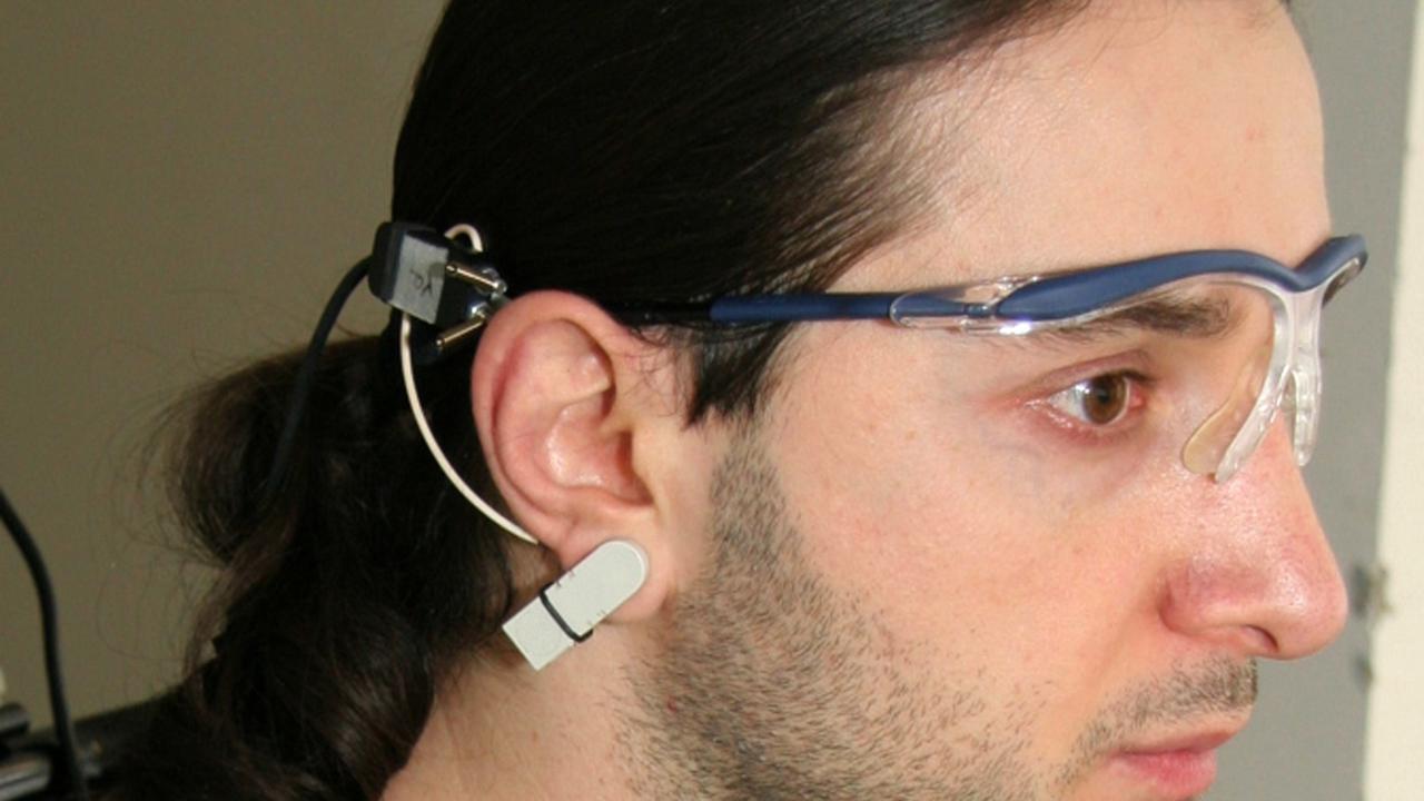 Göttinger Doktorand trägt einen kleinen Chip hinter dem Ohr, der die Muskelsignale aufzeichnet und per Funk an einen speziellen Rollstuhl überträgt. Göttinger Doktorand trägt einen kleinen Chip hinter dem Ohr, der die Muskelsignale aufzeichnet und per Funk an einen speziellen Rollstuhl überträgt.