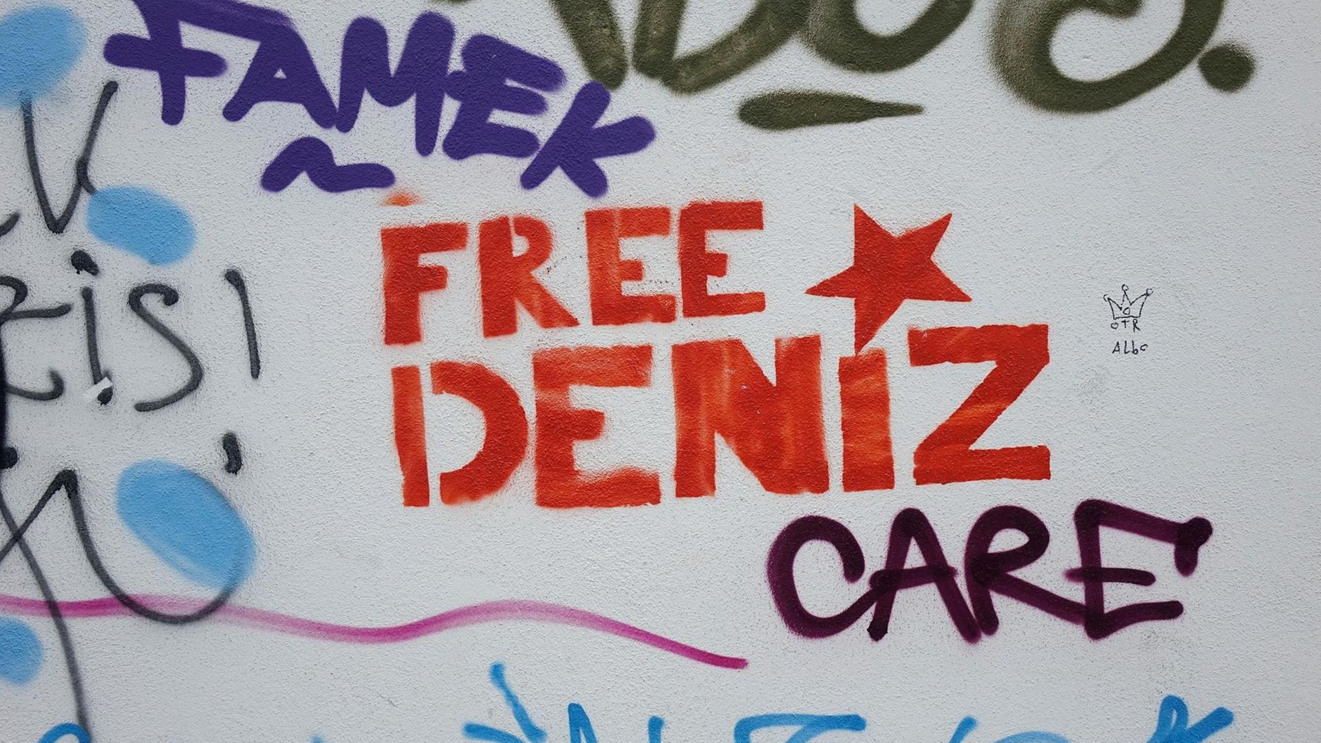 An einer Hauswand in Bonn wird die Freilassung von Deniz Yücel gefordert. An einer Hauswand in Bonn wird die Freilassung von Deniz Yücel gefordert.
