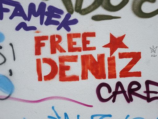 An einer Hauswand in Bonn wird die Freilassung von Deniz Yücel gefordert.