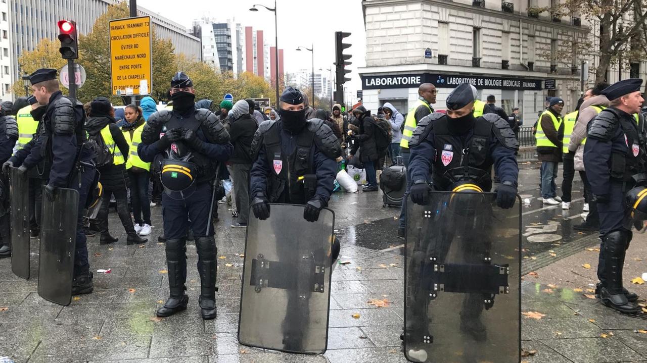 Polizisten in Sicherheitsmontur steht in einer Reihe. Polizisten in Sicherheitsmontur steht in einer Reihe.
