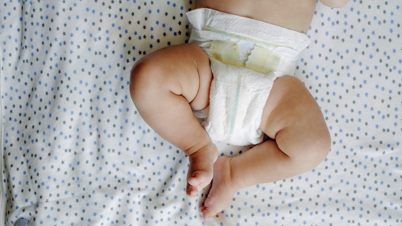 Ein Baby trägt eine Windel. Ein Baby trägt eine Windel.