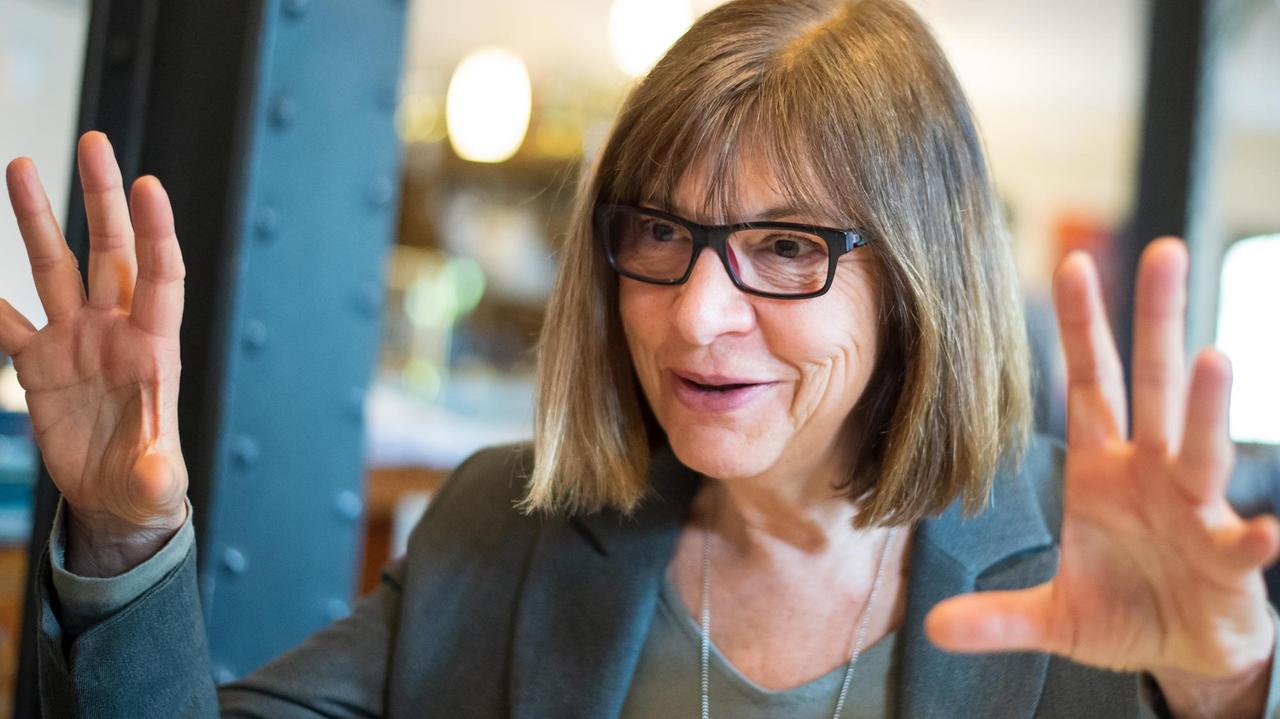 Rebecca Harms, Mitglied des Europäischen Parlaments für Bündnis 90/Die Grünen, gestikuliert. Rebecca Harms, Mitglied des Europäischen Parlaments für Bündnis 90/Die Grünen, gestikuliert.