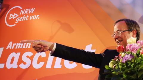 Der Spitzenkandidat der CDU, Armin Laschet, freut sich in Düsseldorf über das Wahlergebnis auf der CDU-Wahlparty.