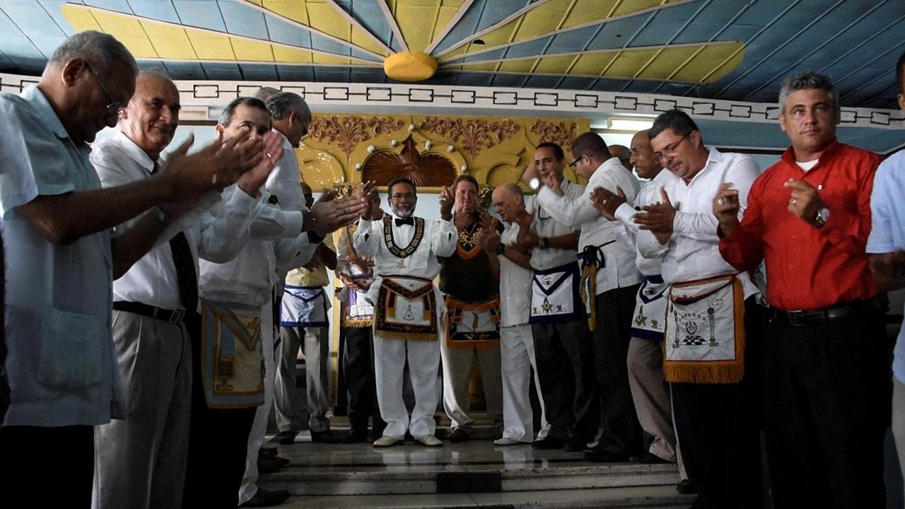 Freimaurer führen ein Ritual während einer Zeremonie in einem Tempel in Havanna, am 27. Juni 2017 durch. Freimaurer führen ein Ritual während einer Zeremonie in einem Tempel in Havanna, am 27. Juni 2017 durch.