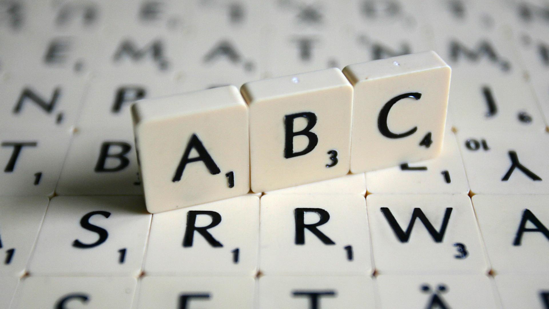 Man sieht die Buchstaben ABC des Spiels Scrabble.