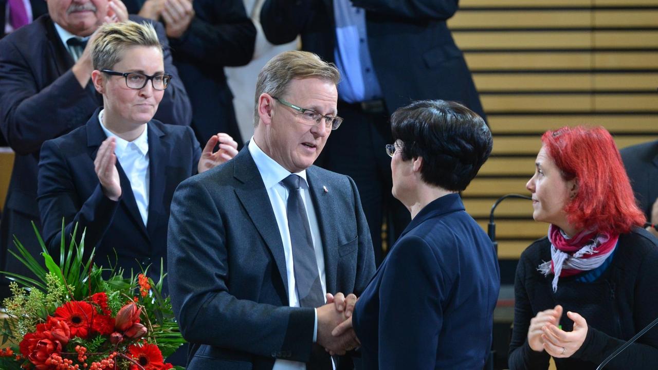 Bodo Ramelow (Die Linke) erhält nach seiner Wahl zum neuen Ministerpräsidenten des Landes Thüringen am 05.12.2014 im Landtag in Erfurt (Thüringen) die Glückwünsche der scheidenden Ministerpräsidentin Christine Lieberknecht (CDU). 