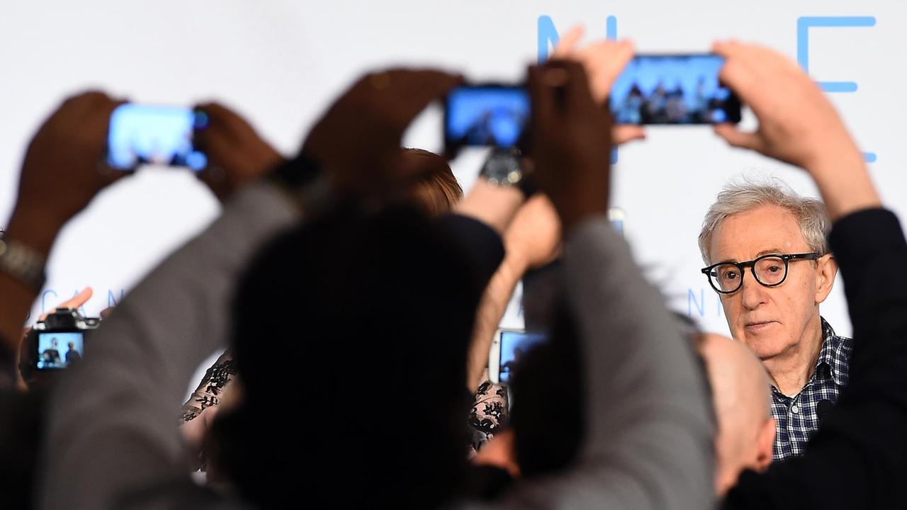 Woody Allen auf der Pressekonferenz in Cannes, von Handykameras umringt Woody Allen auf der Pressekonferenz in Cannes, von Handykameras umringt