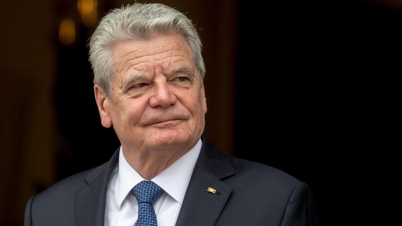Bundespräsident Joachim Gauck in dunklem Anzug vor dunklem Hintergrund Bundespräsident Joachim Gauck in dunklem Anzug vor dunklem Hintergrund