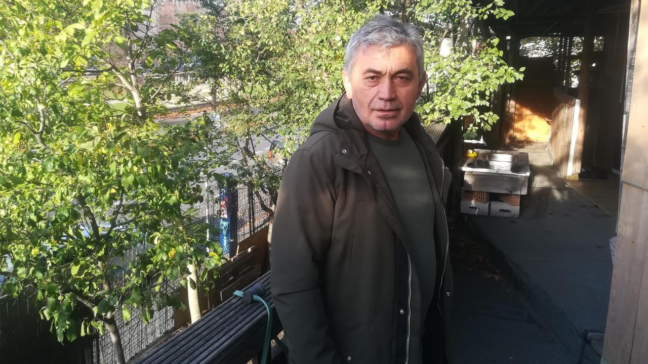 Mehmet Kalin im Baumhaus seines Vaters