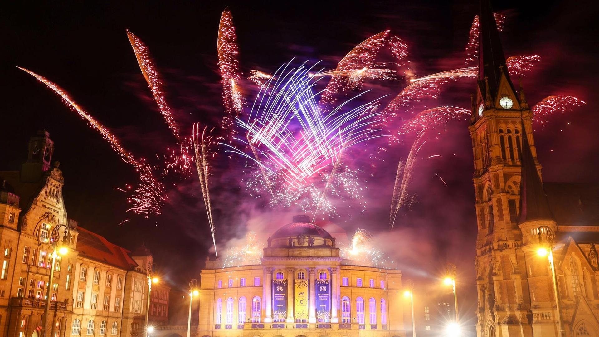 Buntes Feuerwerk über dem Opernhaus von Chemnitz. Buntes Feuerwerk über dem Opernhaus von Chemnitz.