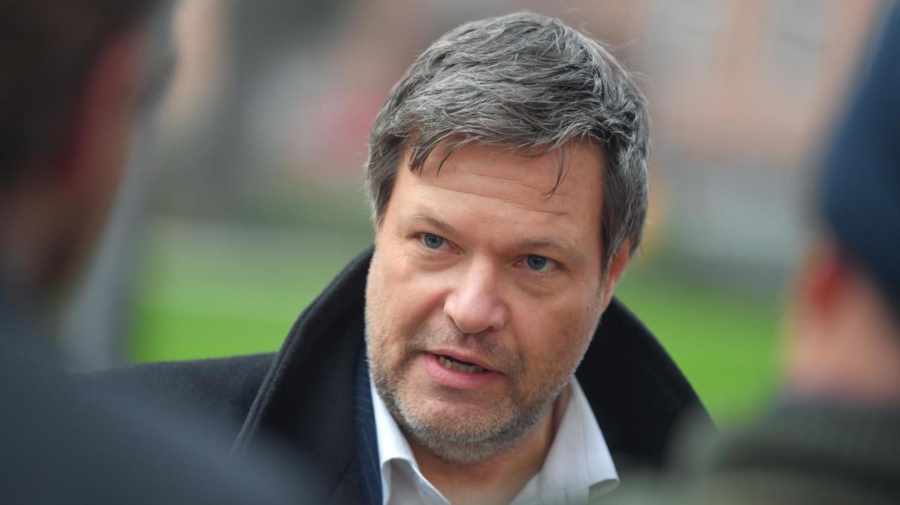Portrait von Bundeswirtschaftsminister Robert Habeck (Grüne), der wegen des Hin und Her bei der Gasumlage in der Kritik steht Portrait von Bundeswirtschaftsminister Robert Habeck (Grüne), der wegen des Hin und Her bei der Gasumlage in der Kritik steht