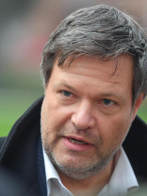 Portrait von Bundeswirtschaftsminister Robert Habeck (Grüne), der wegen des Hin und Her bei der Gasumlage in der Kritik steht
