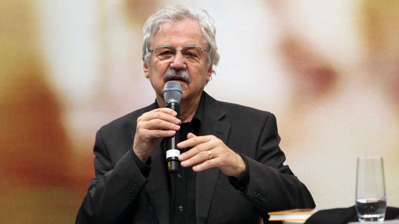 Der Schriftsteller Paul Maar bei einer Buchvorstellung Der Schriftsteller Paul Maar bei einer Buchvorstellung