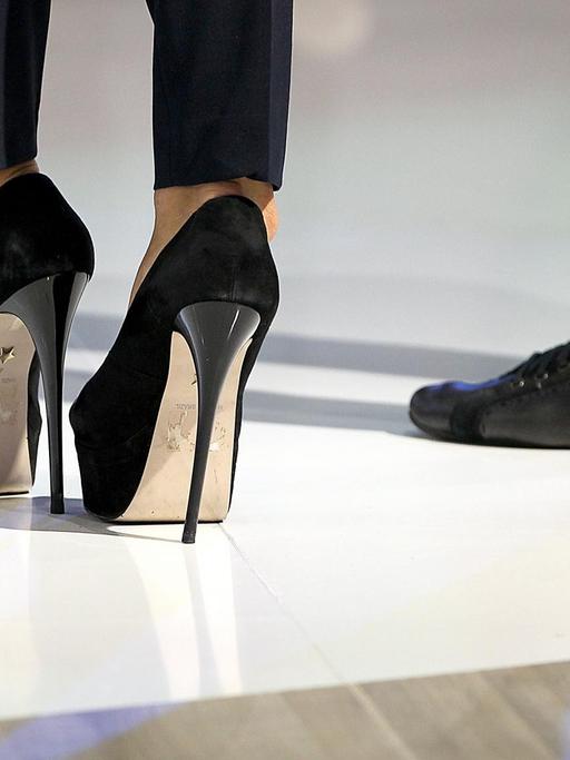 Frau in High Heels, Mann in bequemen Schuhen.