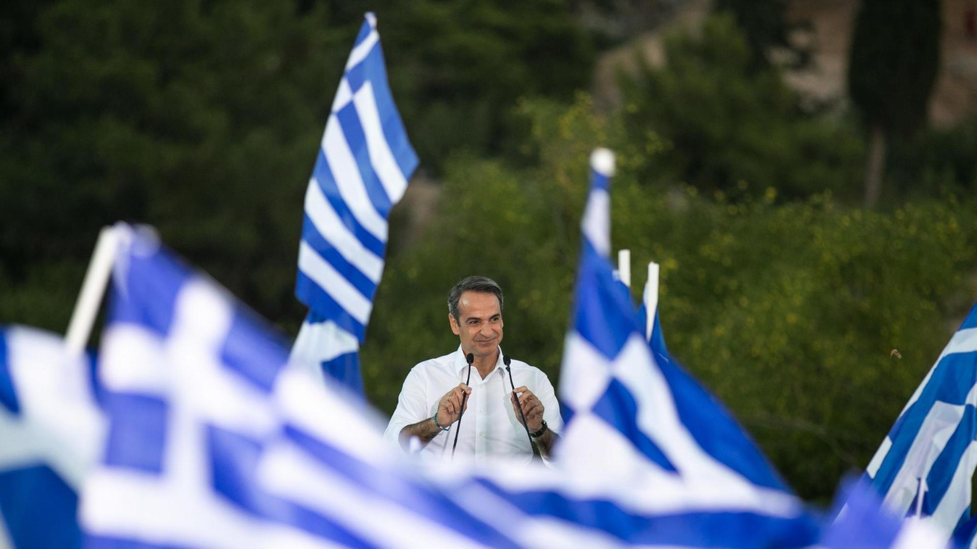 Der Kandidat der Nea Dimokratia Partei, Kyriakos Mitsotakis, in einem Meer von griechischen Flaggen am 4. Juli 2019 bei einer Wahlkamfveranstaltung in Athen. Der Kandidat der Nea Dimokratia Partei, Kyriakos Mitsotakis, in einem Meer von griechischen Flaggen am 4. Juli 2019 bei einer Wahlkamfveranstaltung in Athen.