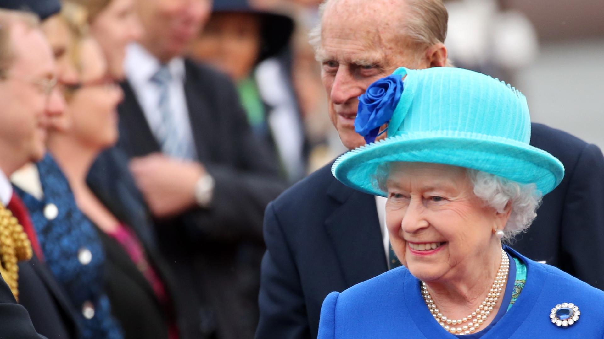 Die britische Königin Elizabeth II. und Prinz Philip (hinten) in Berlin. Die britische Königin Elizabeth II. und Prinz Philip (hinten) in Berlin.
