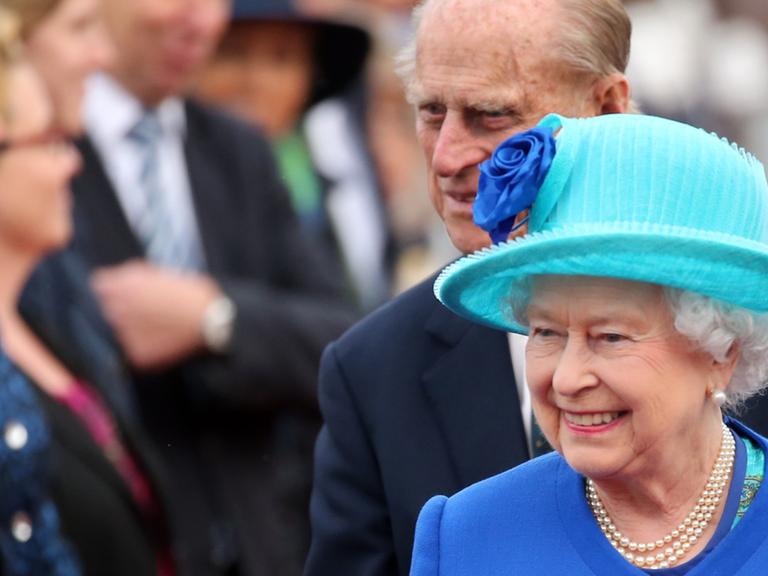 Die britische Königin Elizabeth II. und Prinz Philip (hinten) in Berlin.