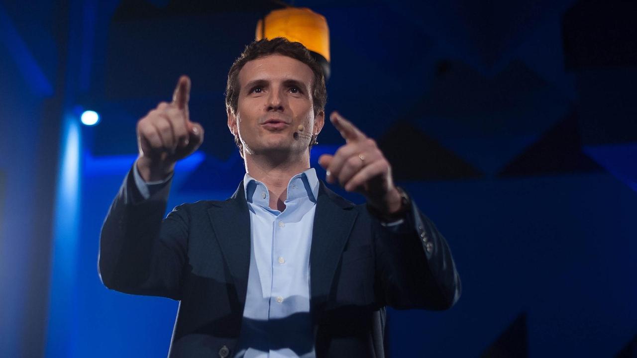 Der spanische Politiker Pablo Casado, Vorsitzender der Partido Popular (Deutsch: Volkspartei, PP), redet auf einer Veranstaltung vor den Regionalwahlen in Andalusien im Jahr 2015 Der spanische Politiker Pablo Casado, Vorsitzender der Partido Popular (Deutsch: Volkspartei, PP), redet auf einer Veranstaltung vor den Regionalwahlen in Andalusien im Jahr 2015