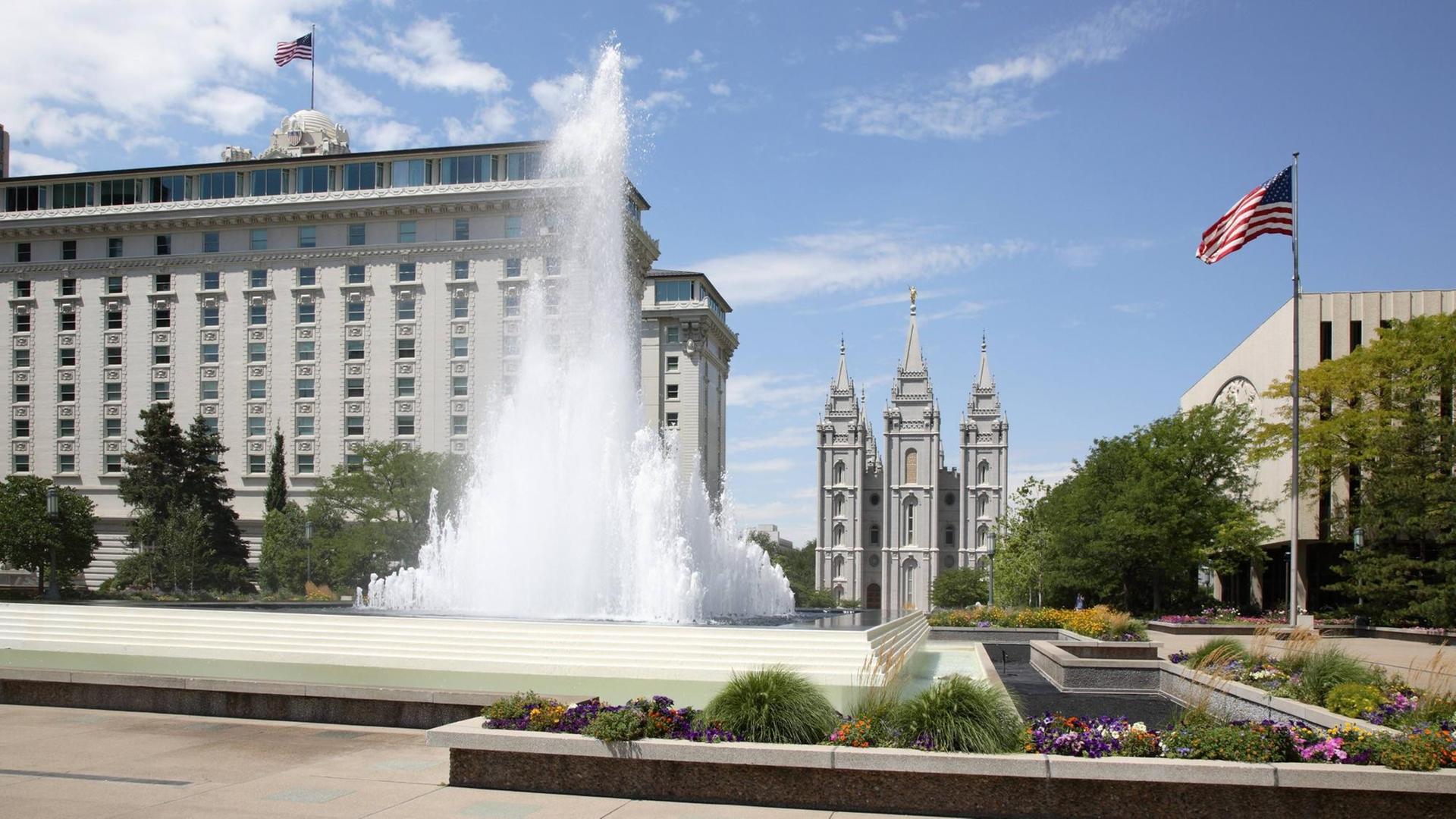 Berger Brunnen am Temple Square mit Mormonentempel in Salt Lake City