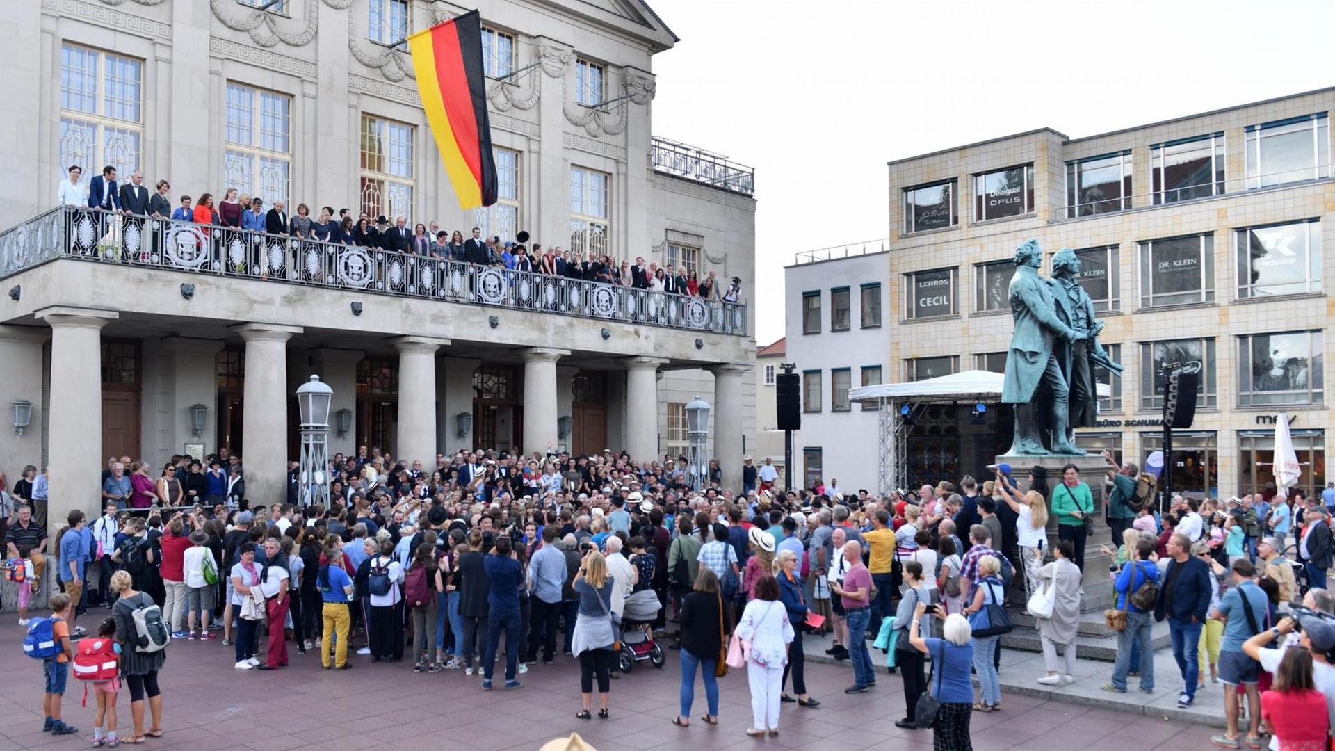 Mit der Nachstellung eines historischen Fotos auf dem Theaterplatz beginnt die Uraufführung "Reichstags-Reenactment" beim Kunstfest Weimar. Mit der Nachstellung eines historischen Fotos auf dem Theaterplatz beginnt die Uraufführung "Reichstags-Reenactment" beim Kunstfest Weimar.