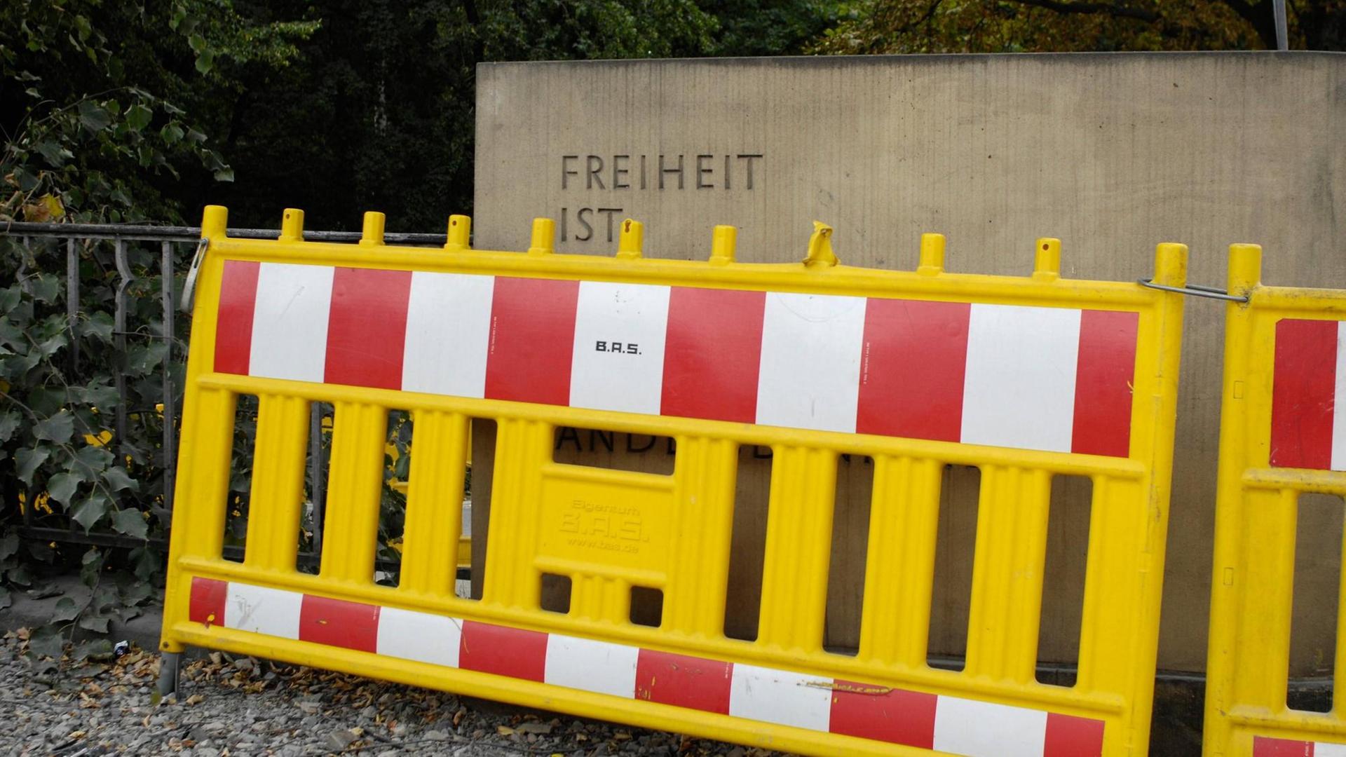 Durch Baustellenabsperrung verdecktes Luxemburg-Zitat: Freiheit ist immer Freiheit der Andersdenkenden. Durch Baustellenabsperrung verdecktes Luxemburg-Zitat: Freiheit ist immer Freiheit der Andersdenkenden.
