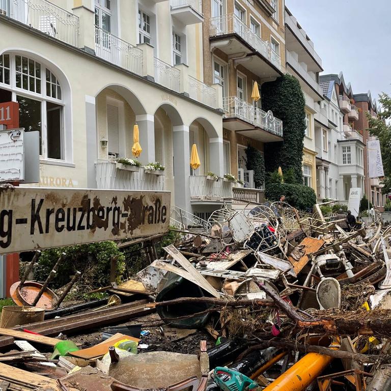 Nach dem Unwetter in Rheinland-Pfalz, 24.07.2021, Rheinland-Pfalz, Bad Neuenahr-Ahrweiler: Zerstörte Fahrzeuge liegen am Straßenrand auf aufgetürmten Sperrmüllbergen. Die Aufräumarbeiten in dem Hochwassergebiet sind in vollem Gange. Zahlreiche Autos wurden in dem Gebiet weggeschwemmt und zerstört. Bad Neuenahr-Ahrweiler Rheinland-Pfalz Deutschland Bad Neuenahr-Ahrweiler *** After the storm in Rhineland-Palatinate, 24 07 2021, Rhineland-Palatinate, Bad Neuenahr Ahrweiler Destroyed vehicles lie on the side of the road on piles of bulky waste The cleanup work in the flooded area is in full swing Numerous cars were washed away and destroyed in the area Bad Neuenahr Ahrweiler Rhineland-Palatinate Germany Bad Neuenahr Ahrweiler Copyright: x xonw-imagesx/xJasonxTschepljakowx