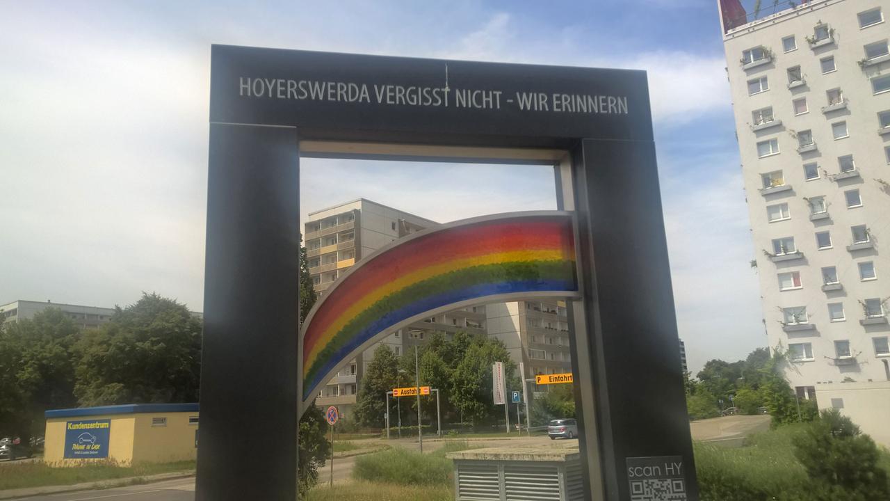 Hoyerswerda: An die Ausschreitungen vor 25 Jahren erinnert heute ein Denkmal Hoyerswerda: An die Ausschreitungen vor 25 Jahren erinnert heute ein Denkmal