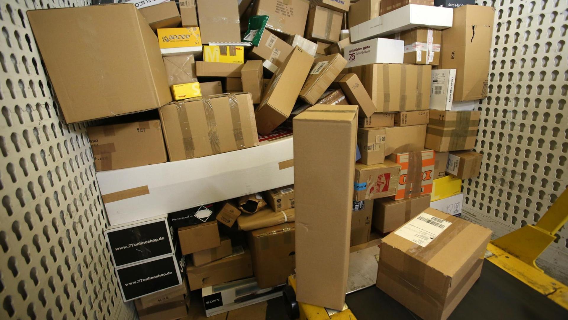 In der Paket-Zustellbasis Groß Schwaß bei Rostock (Mecklenburg-Vorpommern) wartet am 16.12.2014 eine LKW-Ladung Pakete auf die Verteilung In der Paket-Zustellbasis Groß Schwaß bei Rostock (Mecklenburg-Vorpommern) wartet am 16.12.2014 eine LKW-Ladung Pakete auf die Verteilung