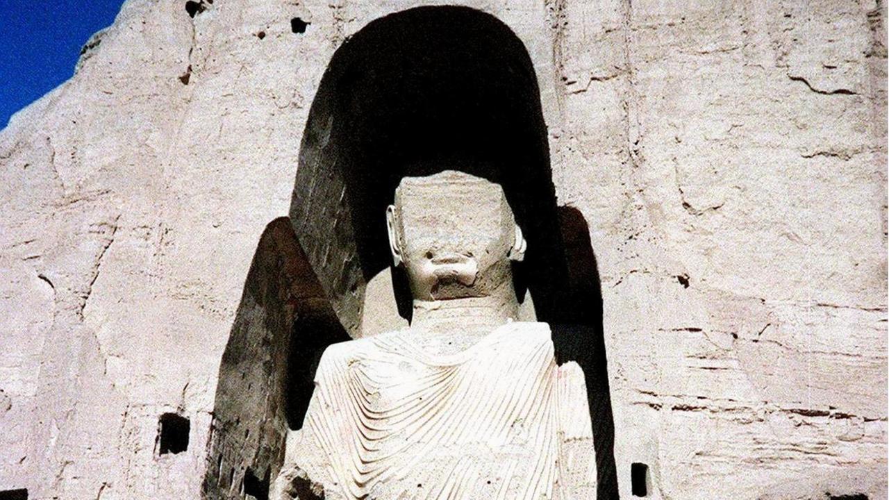 Eine der beiden riesigen, Jahrhunderte alten Buddha-Statuen von Bamiyan, aufgenommen im Februar 2001. Kurz darauf wurden die beiden Statuen von den Taliban gesprengt.