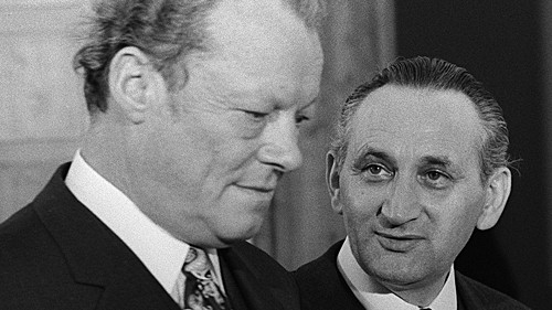 Willy Brandt (l) und Egon Bahr 1972 im Gespräch.