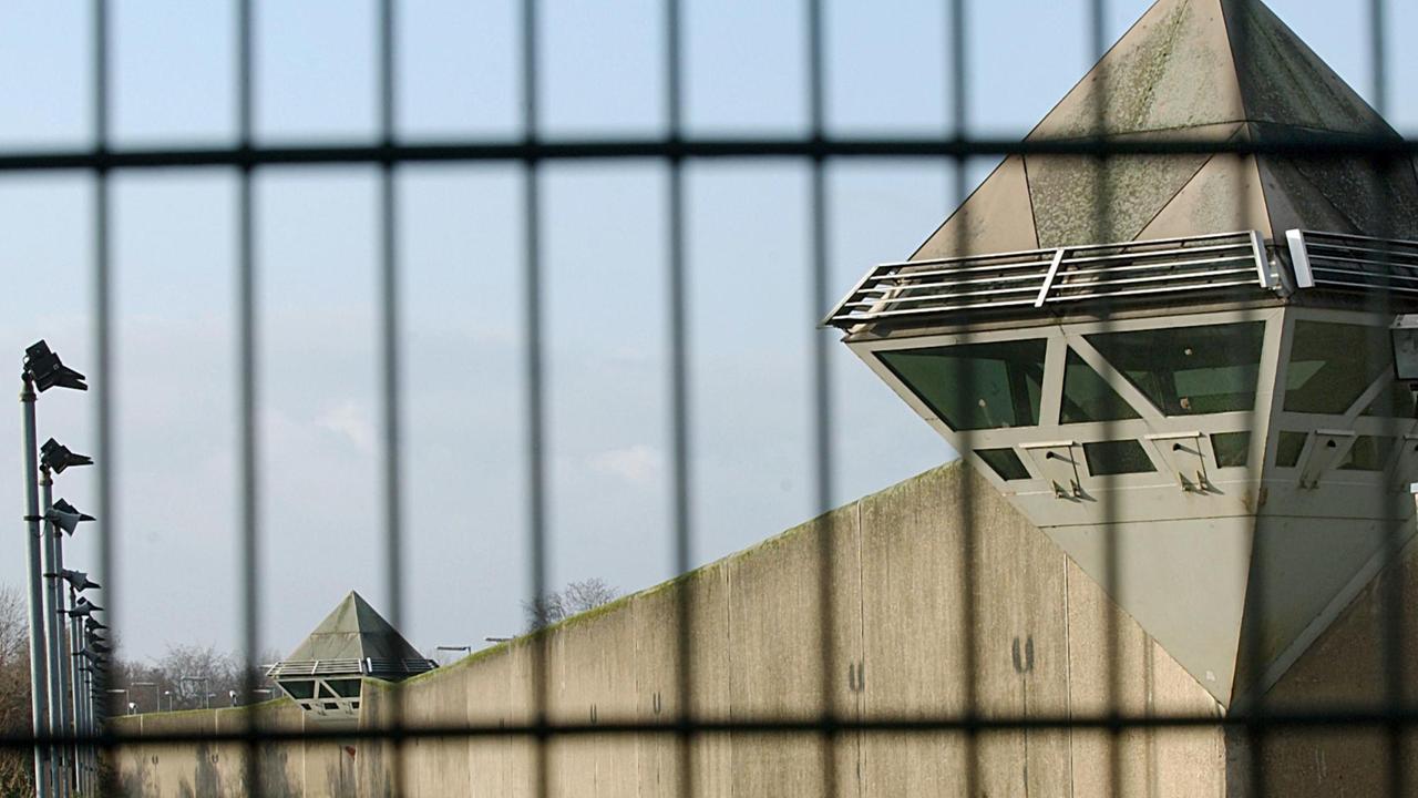 Mauer mit Wachtürmen der Justizvollzugsanstalt in Köln-Ossendorf. Mauer mit Wachtürmen der Justizvollzugsanstalt in Köln-Ossendorf.