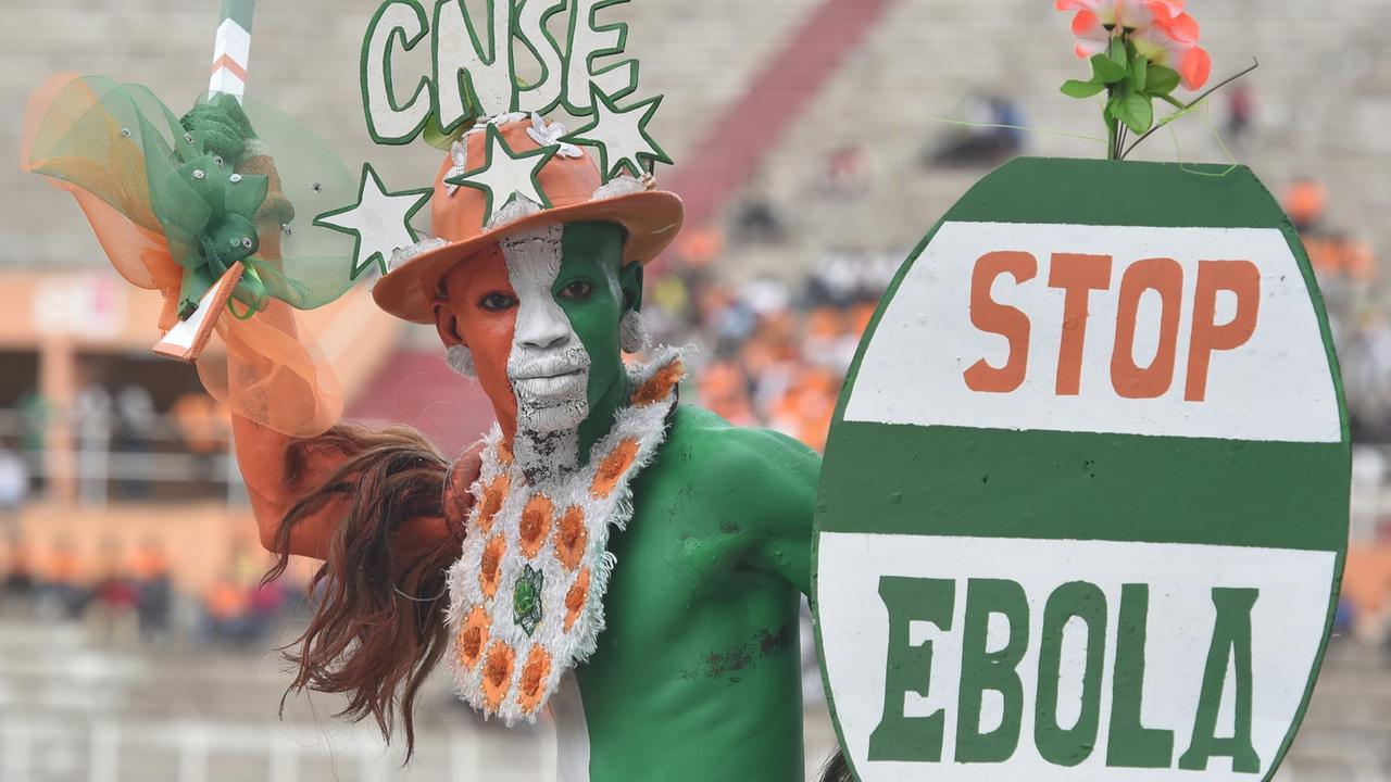 Ein Fan bei einem Spiel der Elfenbeinküste mit einem Transparent gegen Ebola