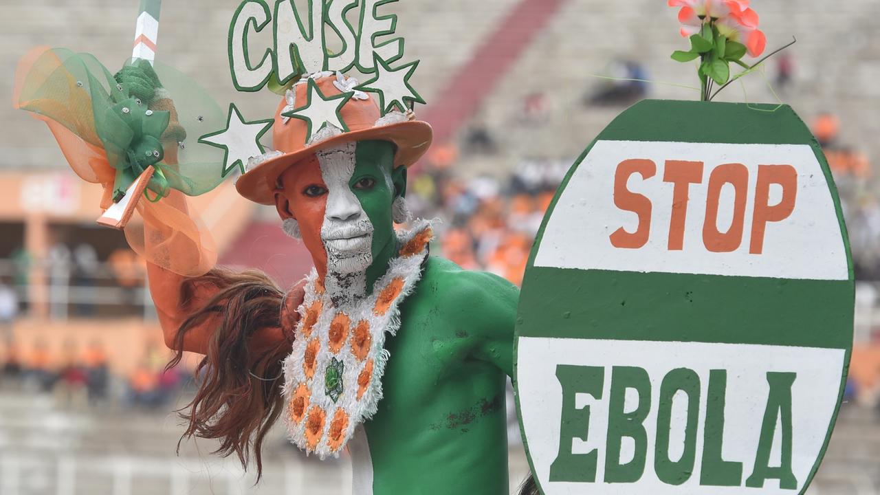 Ein Fan bei einem Spiel der Elfenbeinküste mit einem Transparent gegen Ebola Ein Fan bei einem Spiel der Elfenbeinküste mit einem Transparent gegen Ebola