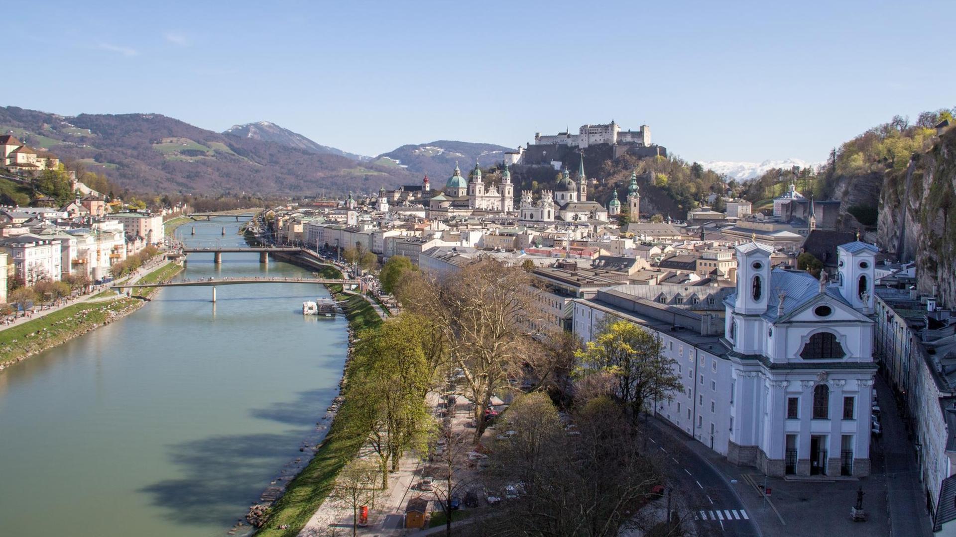 Blick auf die historische Altstadt von Salzburg mit Festung Hohensalzburg am Fluss Salzach