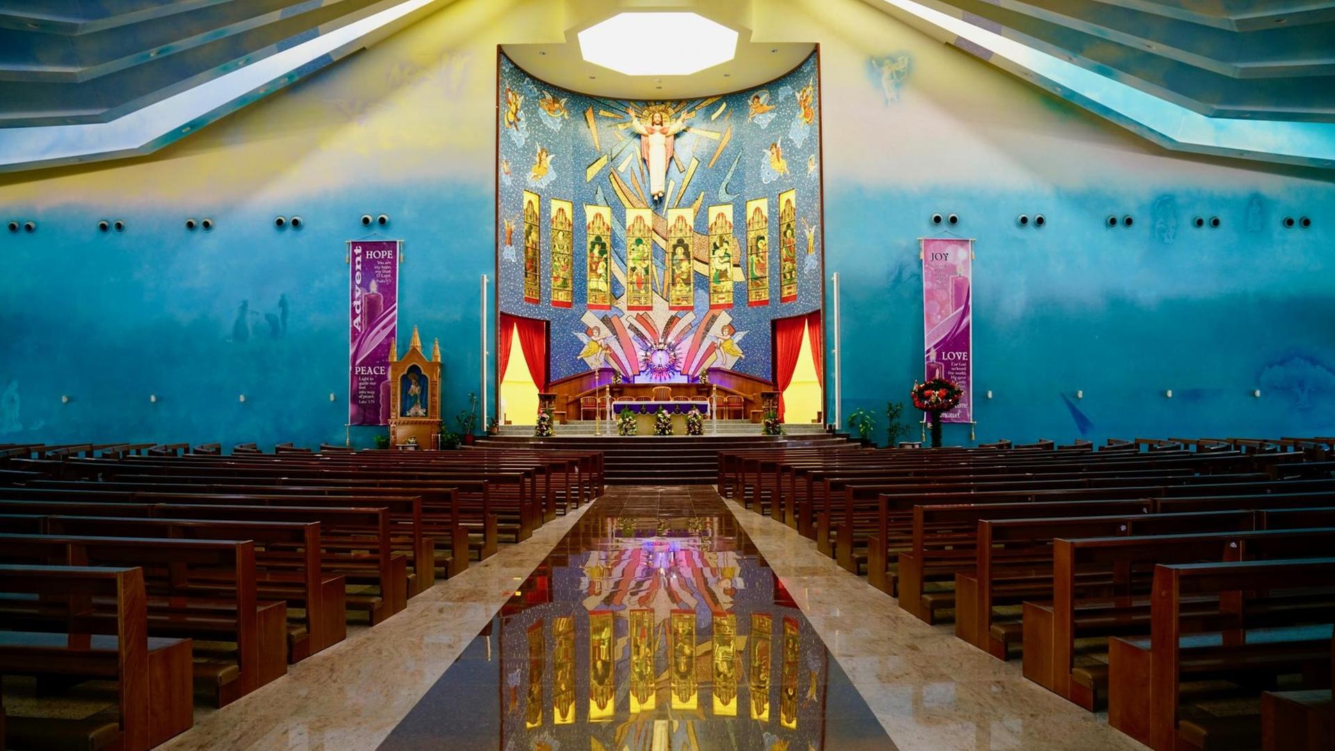 Ein Blick auf den bunten Altar der christlichen Kirche vor Doha Ein Blick auf den bunten Altar der christlichen Kirche vor Doha