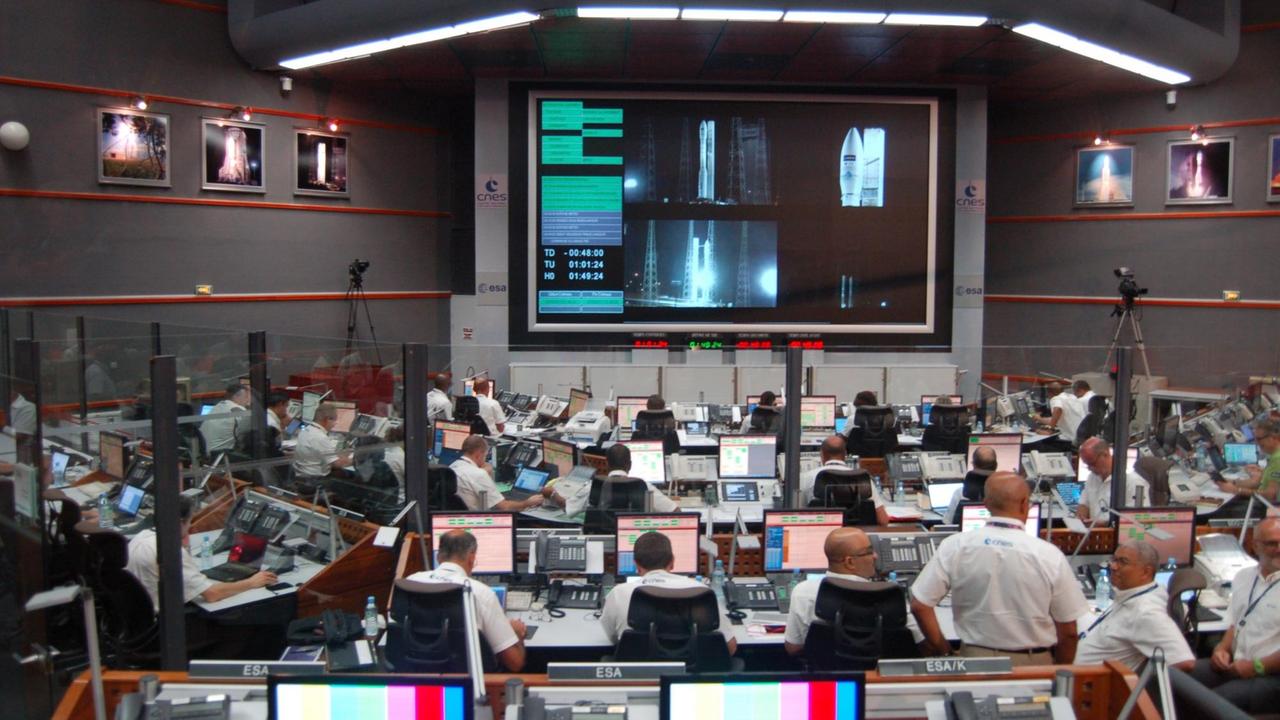 Blick in den Kontrollraum des europäischen Weltraumbahnhofs Kourou in Französisch-Guyana am 06.03.2017 zum Start eines Sentinel-2B Satelliten zur Erdbeobachtung. Martina Herzog/dpa