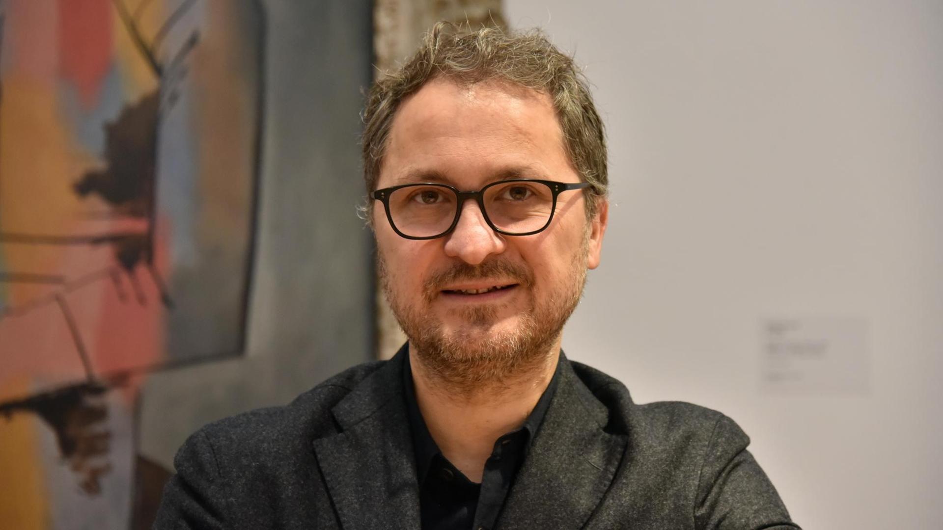 Dr. Yilmaz Dziewior lächelt in die Kammera. Dr. Yilmaz Dziewior lächelt in die Kammera.