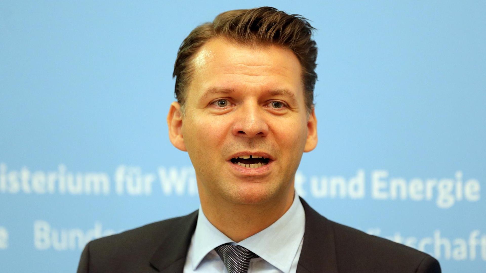 Professor Tobias Kollmann von der Universität Diusburg-Essen gibt am 19.09.2014 im Bundeswirtschaftsministerium in Berlin ein Statement ab. Zuvor hatte Kollmann zusammen mit dem Bundeswirtschaftsminister an der Beiratssitzung Junge Digitale Wirtschaft teilgenommen. Professor Tobias Kollmann von der Universität Diusburg-Essen gibt am 19.09.2014 im Bundeswirtschaftsministerium in Berlin ein Statement ab. Zuvor hatte Kollmann zusammen mit dem Bundeswirtschaftsminister an der Beiratssitzung Junge Digitale Wirtschaft teilgenommen.