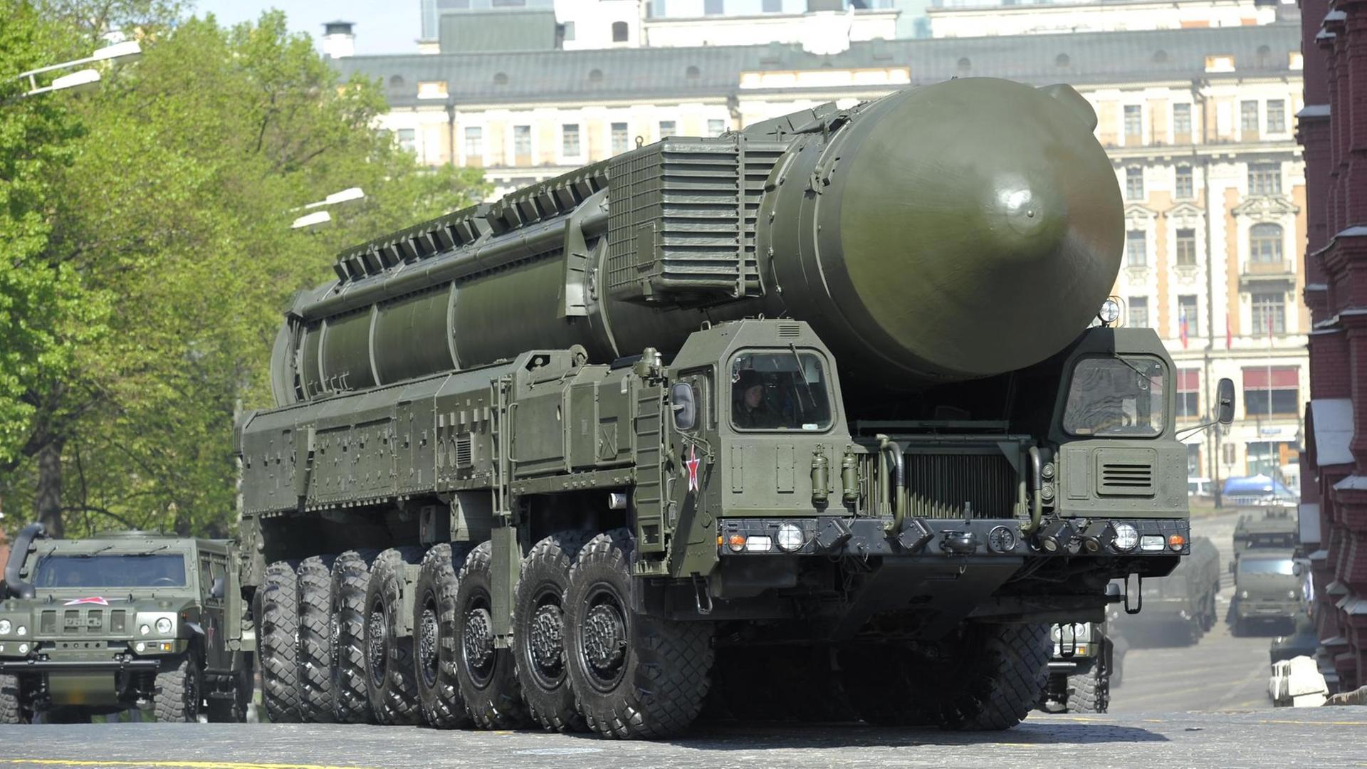 Ein Militärfahrzeug bestückt mit einer Interkontinental-Rakete. Ein Militärfahrzeug bestückt mit einer Interkontinental-Rakete.
