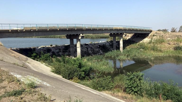 Eine Brücke quert einen Flussder die Krim und die Ukraine trennt. Eine Brücke quert einen Flussder die Krim und die Ukraine trennt.