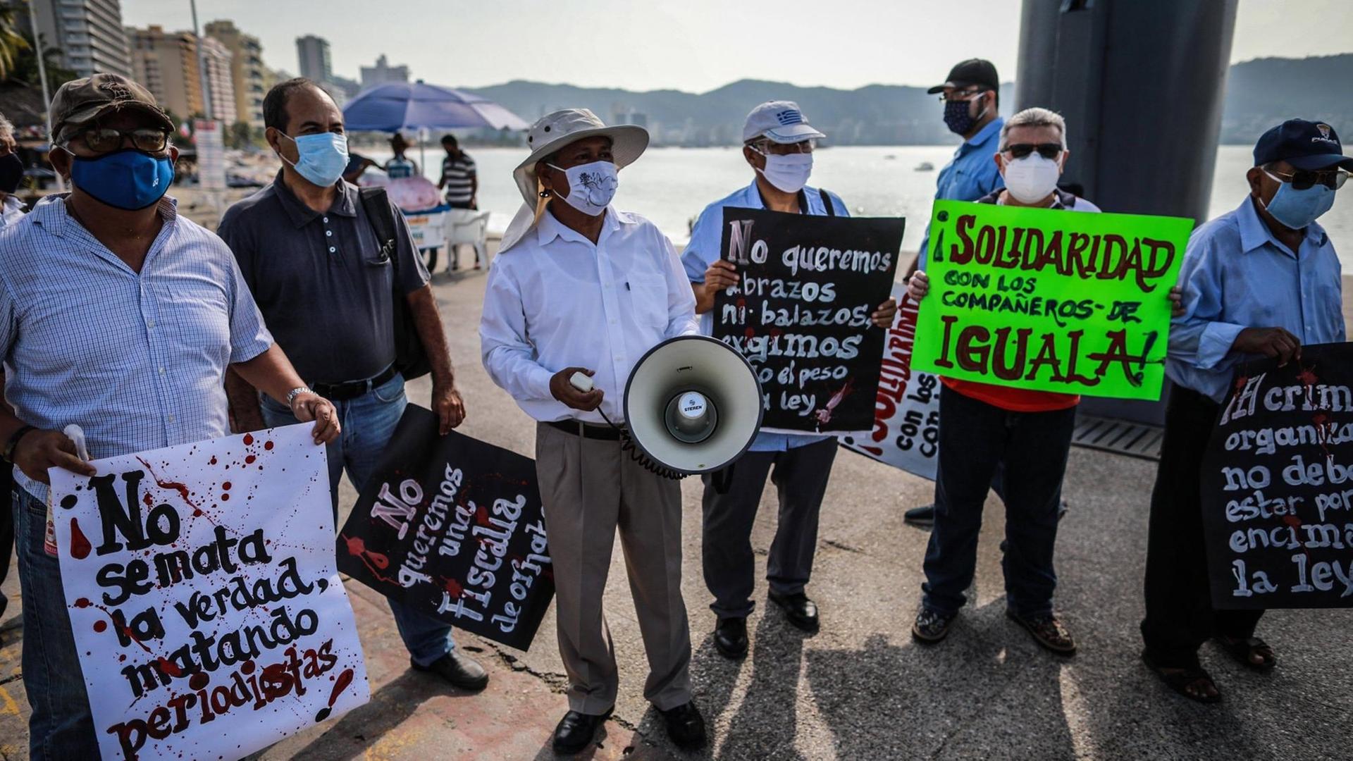 Mexikanische Journalisten halten bei einer Demonstration am 16.10.2020 Plakate in die Luft. Mexikanische Journalisten halten bei einer Demonstration am 16.10.2020 Plakate in die Luft.