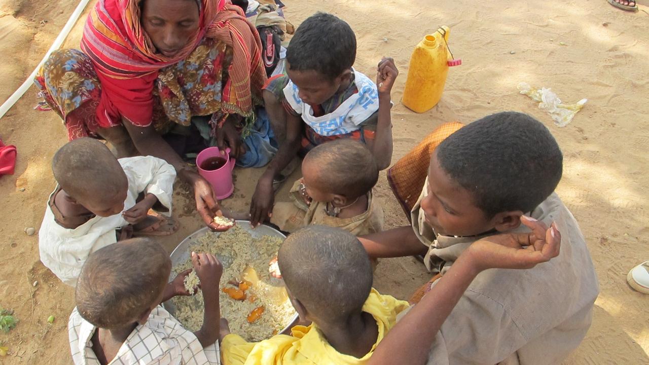 Flüchtlinge nehmen im Camp Dagahaley im kenianischen Dadaab eine Mahlzeit ein. Flüchtlinge nehmen im Camp Dagahaley im kenianischen Dadaab eine Mahlzeit ein.