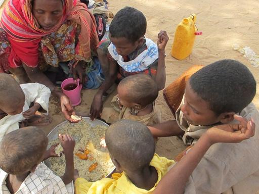 Flüchtlinge nehmen im Camp Dagahaley im kenianischen Dadaab eine Mahlzeit ein.