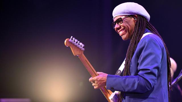 Nile Rodgers mit seiner Band Chic in Tokyo 